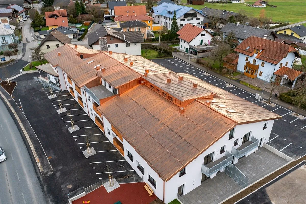 Wohnanlage mit großflächigem Kupferdach aus der Luft