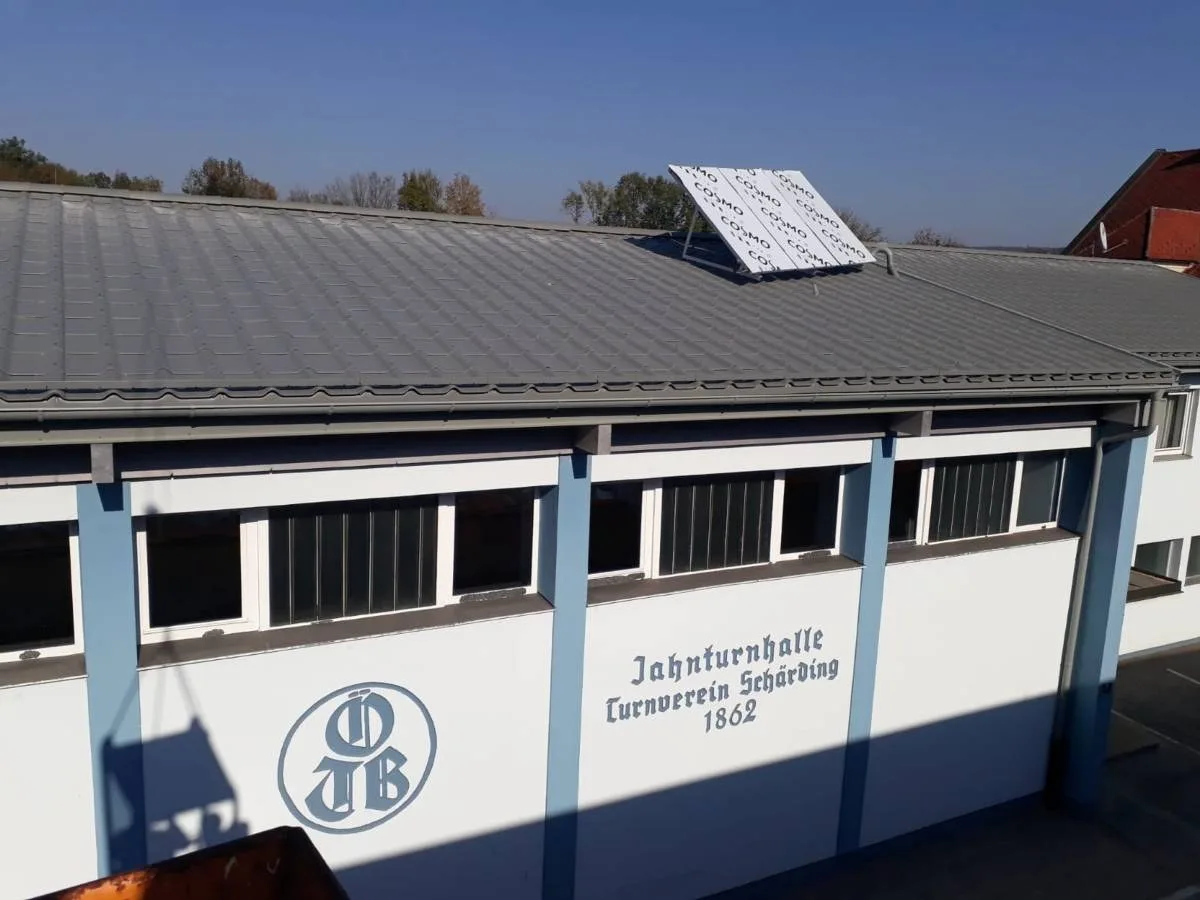 Jahnturnhalle des Turnvereins Schärding mit grauem Dach