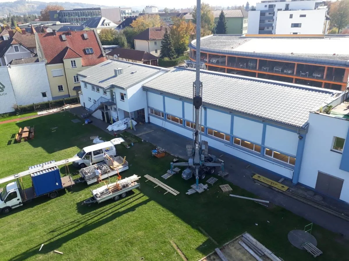 Baustelle an der Jahnturnhalle mit Kran und Material auf der Wiese