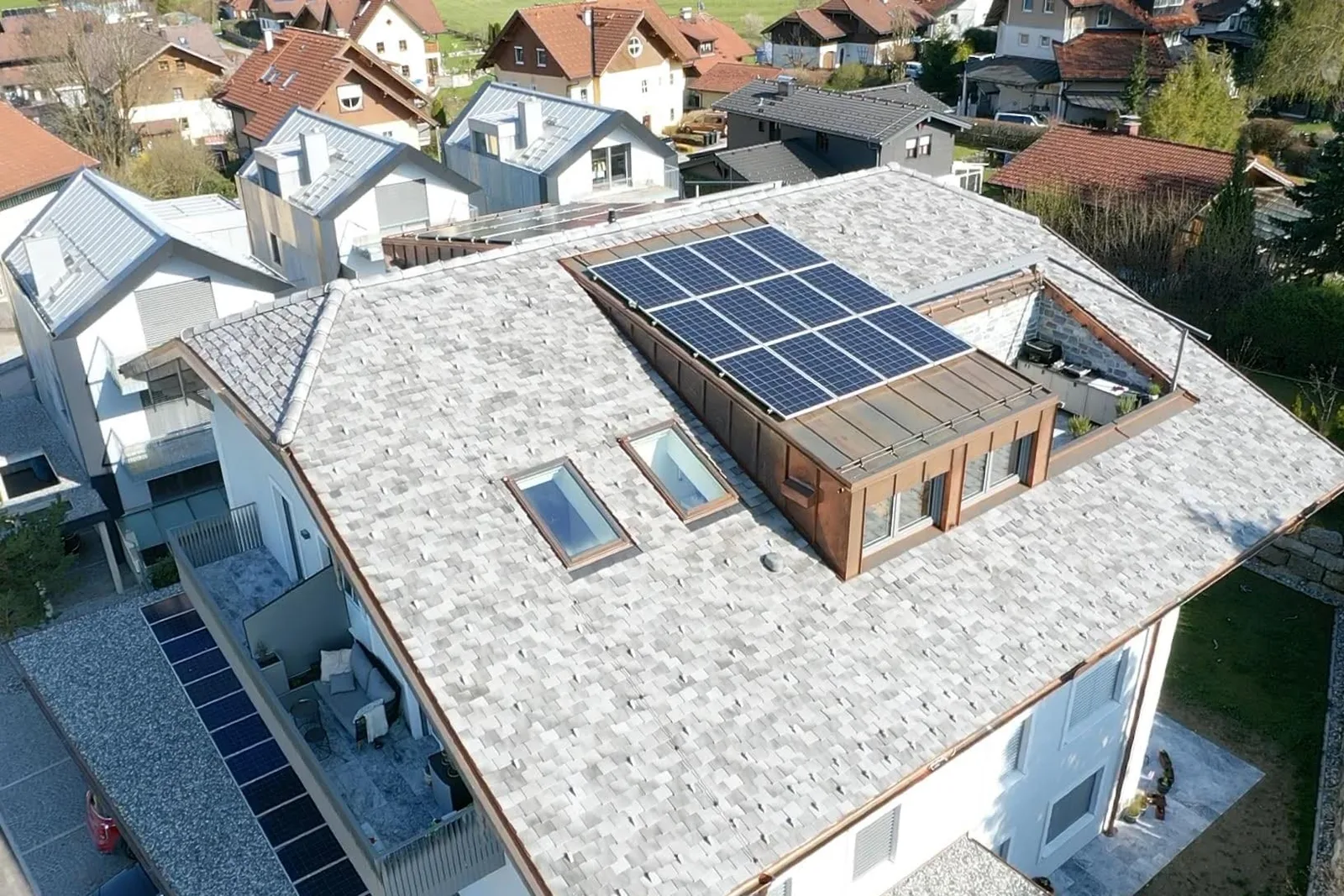Saniertes Dach mit Dachfenstern, Kupferdetails und Photovoltaik